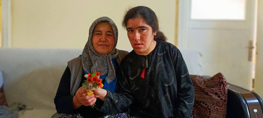 Ömrünü zihinsel engelli kızına adadı