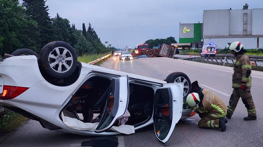 Devrilen kamyondan dökülen tomruklara çarpan otomobil takla attı