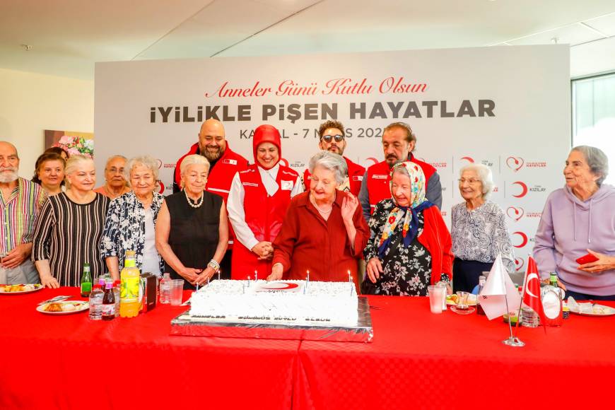 Türk Kızılay’dan deprem bölgesinde Anneler Günü kutlaması