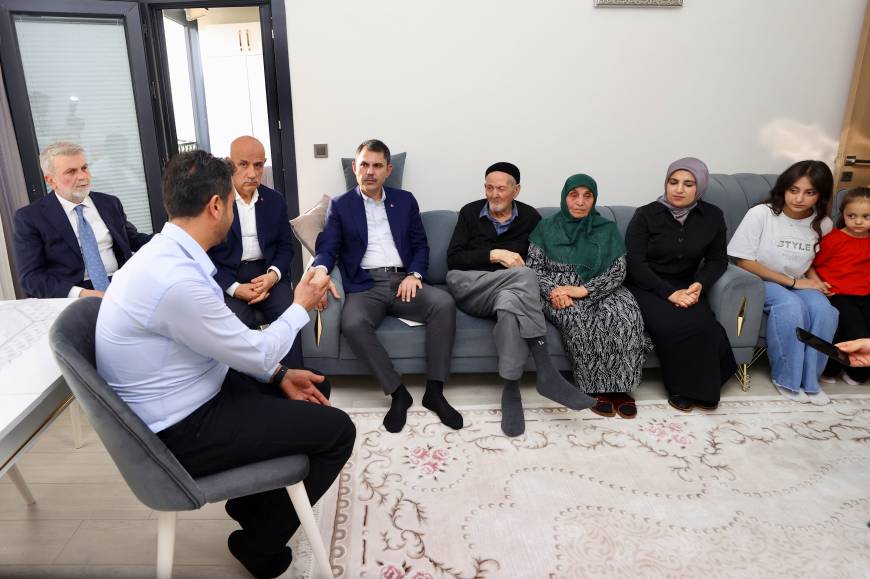 Bakan Kurum'dan depremzede aileye ziyaret