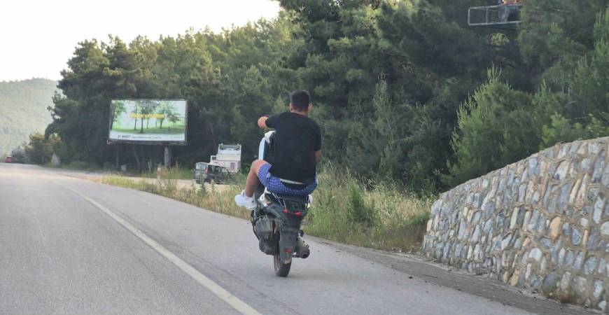 Motosiklet sürücüsünün tehlikeli yolculuğu kamerada