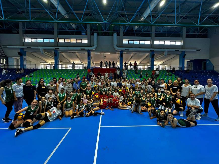 Bodrum’da anneler çocuklarıyla futbol ve voleybol oynadı