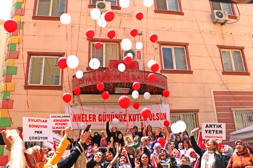 Çocukları dağa kaçırılan aileler, Anneler Günü’nde de nöbette