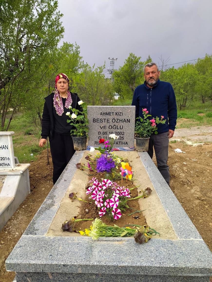 Karnında bebeği ile öldürülen Beste'nin mezarına Anneler Günü ziyareti
