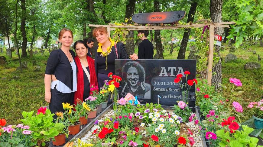 Balıkesir'de bir yıl önce bıcaklanarak öldürülen kurye, mezarı başında anıldı; Törene Mattia Ahmet Minguzzi’nin annesi de katıldı