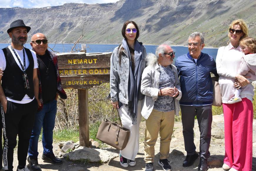 Beş Minare Film Fesitvali’ne katılan Sanatçılar Nemrut Gölü ve Selçuklu Mezarlığını gezdi