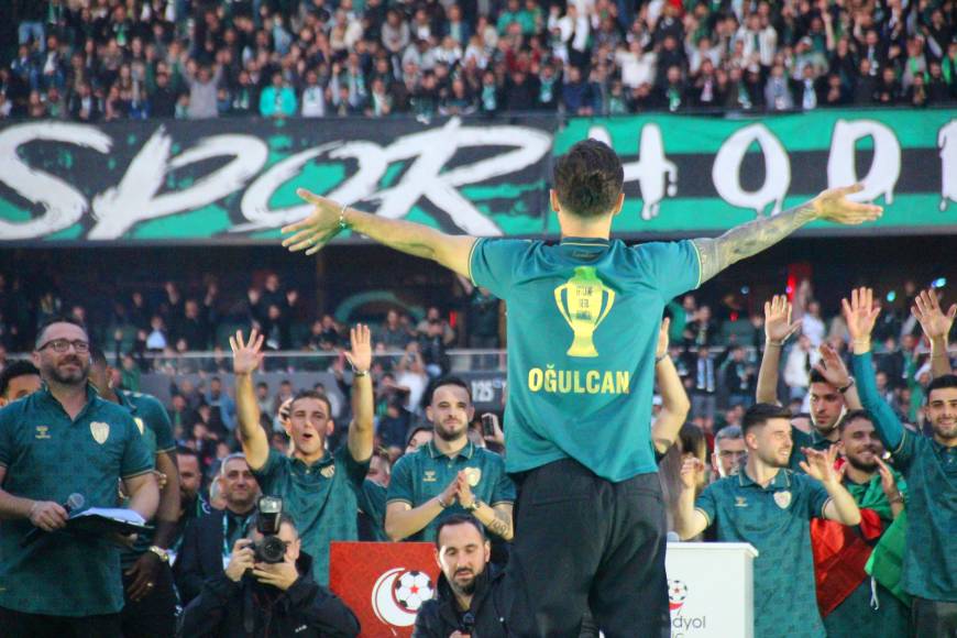 Kocaelispor şampiyonluk kupasını kaldırdı / Ek Fotoğraflar