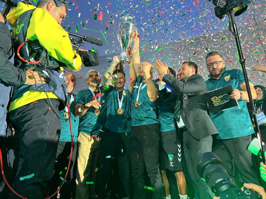 Kocaelispor şampiyonluk kupasını kaldırdı