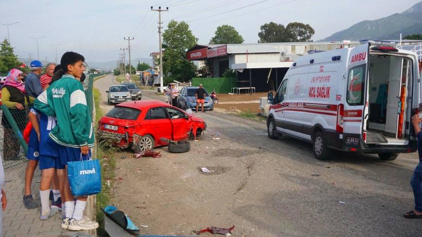 Muğla’da iki otomobilin çarptığı kaza kamerada: 6 yaralı
