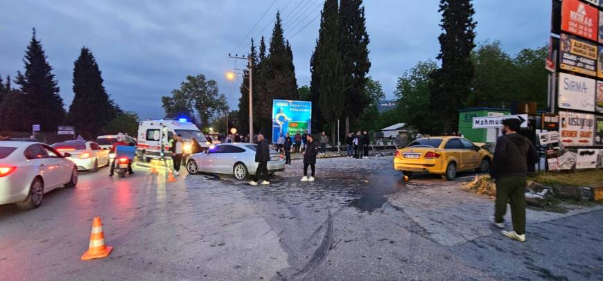 Sakarya'da taksi ile otomobilin çarpıştığı kaza kamerada: 6 yaralı