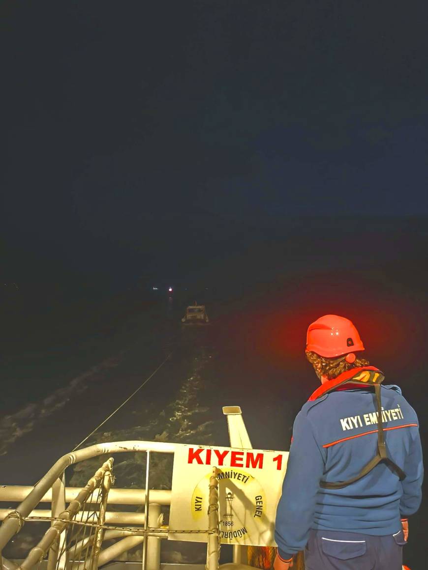 Çanakkale Boğazı'nda sürüklenen tekne kurtarıldı