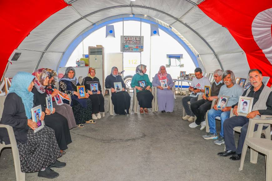 Diyarbakır'da evlat nöbeti tutan aileler: İnşallah bayramdan önce çocuklarımıza kavuşuruz