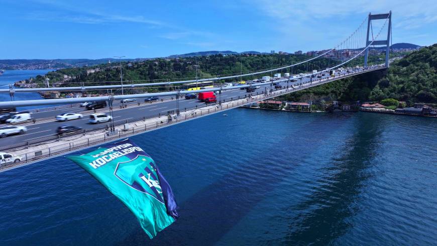 Kocaelispor bayrağı, İstanbul Boğazı’nda dalgalandı