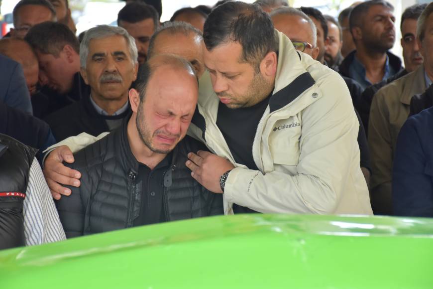 Metrobüs kazasında ölen Ebru, son yolculuğuna uğurlandı