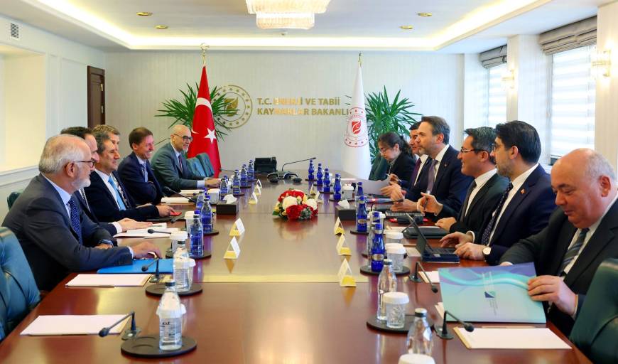 Bakan Bayraktar, IRENA Genel Direktörü La Camera ile bir araya geldi