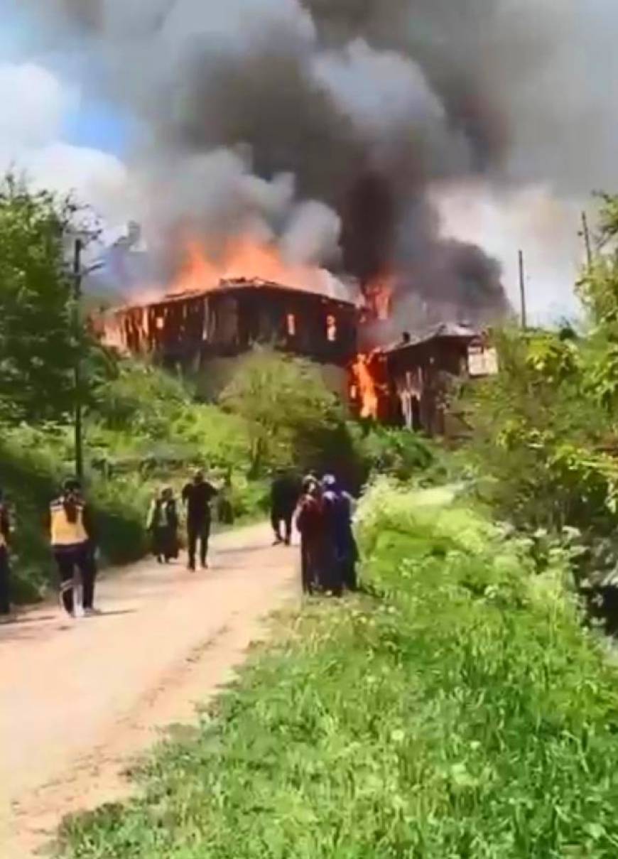 Cami ve 2 ev yandı