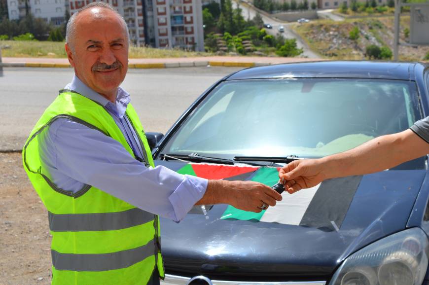 Filistinlilere destek için otomobilini bağışladı