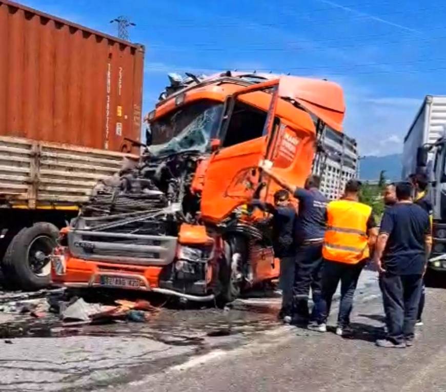 Sakarya'da 4 araçlı zincirleme kaza; 2 yaralı