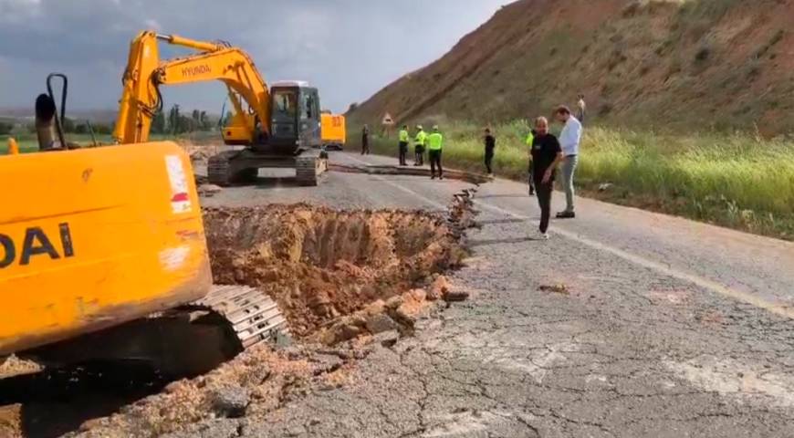 Batman'da çalışma sırasında yol çöktü