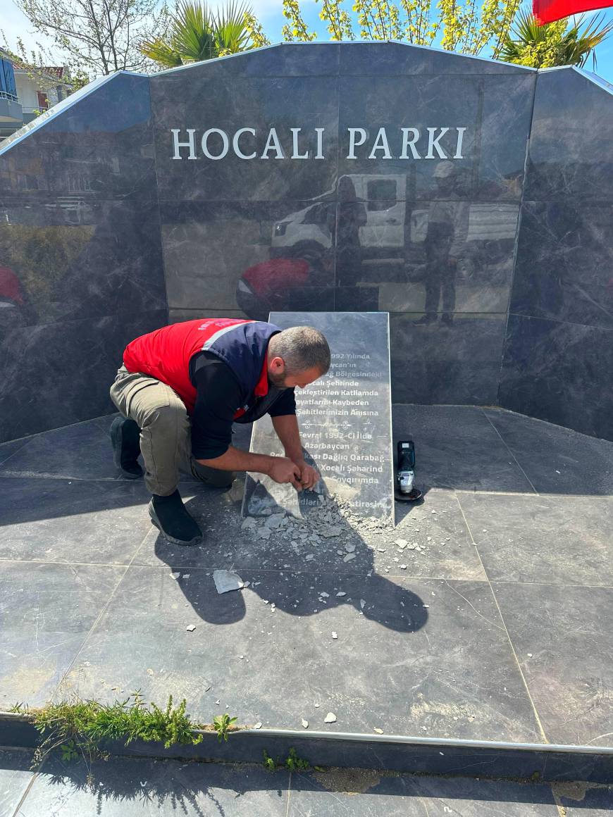Hocalı Katliamı şehitlerinin anıldığı hitabeye zarar verildi