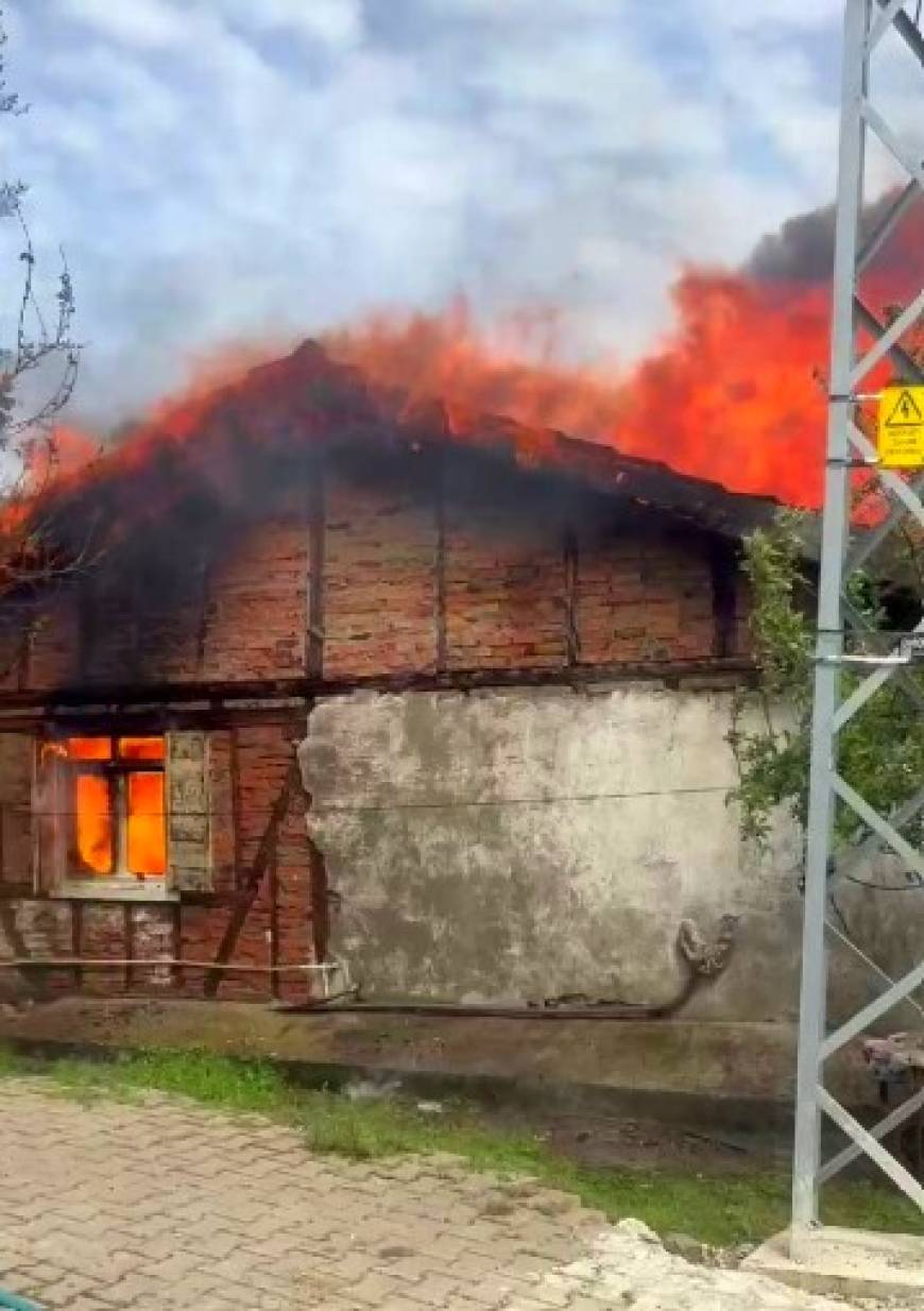 Tek katlı ahşap evde yangın
