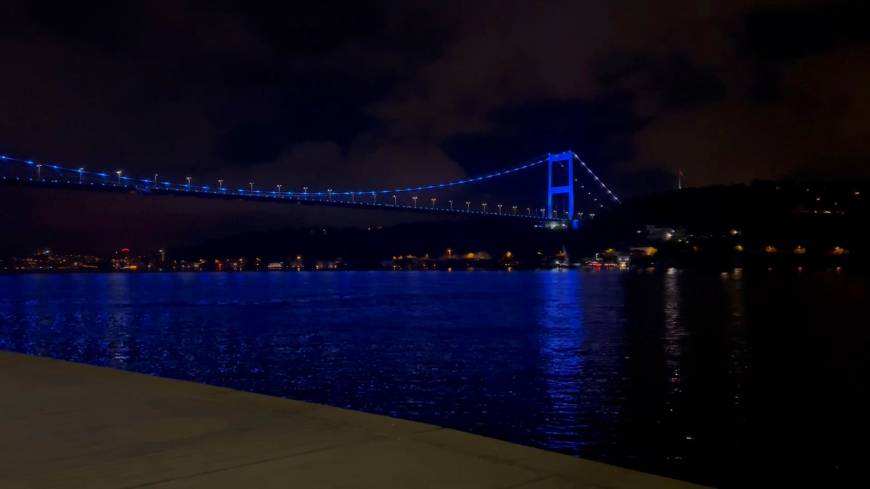İstanbul - Fatih Sultan Mehmet Köprüsü maviye büründü