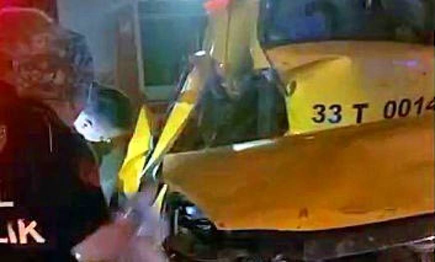 Taksi, ağaçlara ve elektrik direğine çarptı: 2 ölü