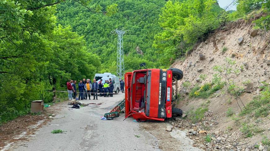 Artvin'de sondaj kamyonu devrildi; 1 ölü, 2 yaralı