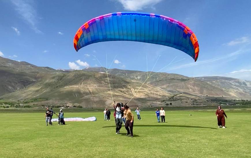 Engelli çocuklara, yamaç paraşütü eğitimi