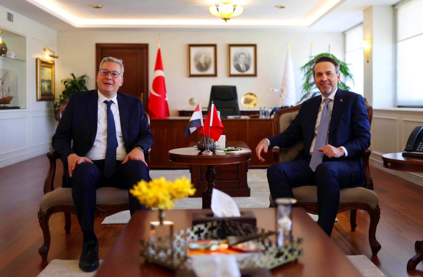 Türk FSRU'ya ilk yurt dışı görev