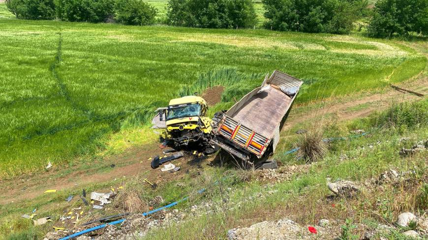 Lastiği patlayan TIR, 15 metreden tarlaya uçtu; 1’i ağır, 3 yaralı