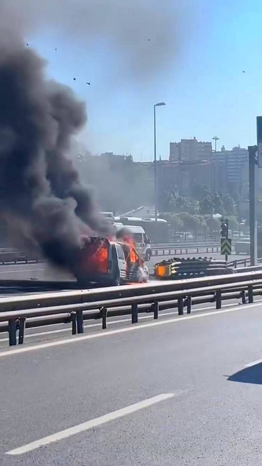 İstanbul- Bahçelievler D-100'de hafif ticari araçta çıkan yangın söndürüldü