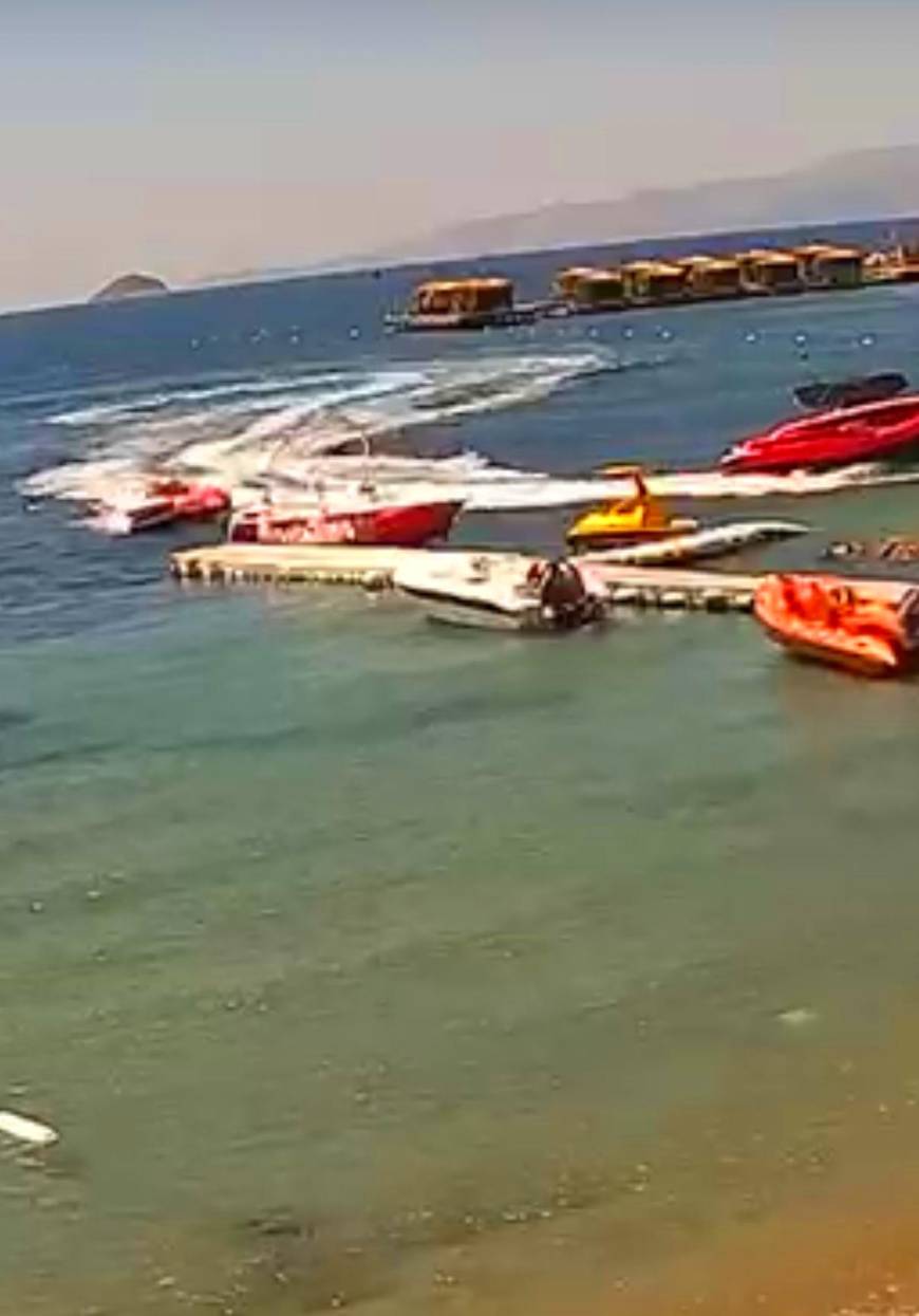 Bodrum'da turistlerin çekildiği deniz yatağının iskeledeki tekneye çarpması kamerada; 3 yaralı