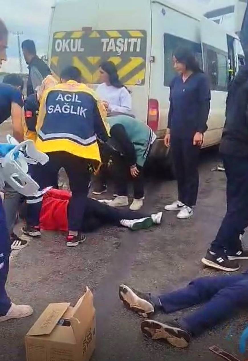 Öğrenci servis minibüsü, TIR’a çarptı: 9 yaralı
