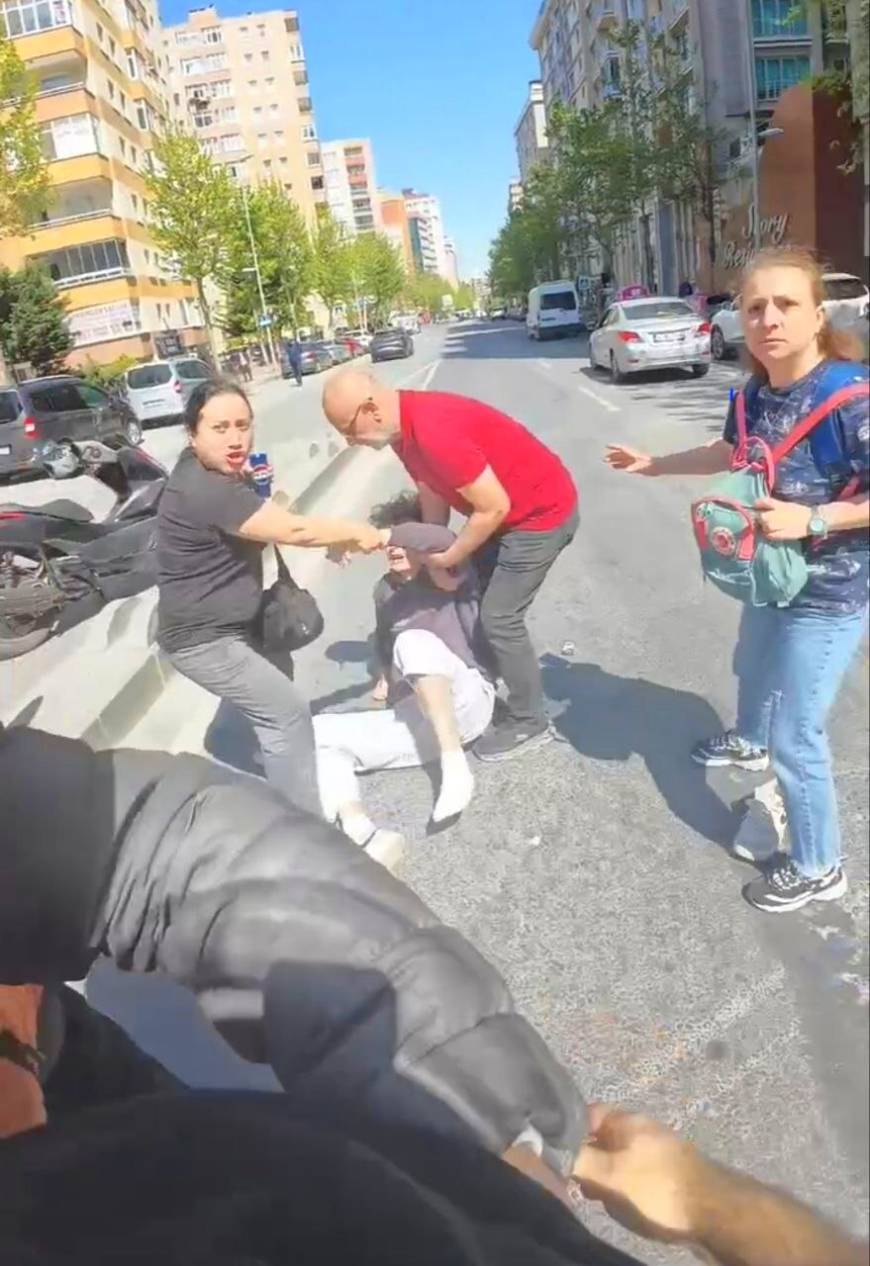 İstanbul - Esenyurt'ta yaya geçidinde tekmeli yol verme kavgası kamerada