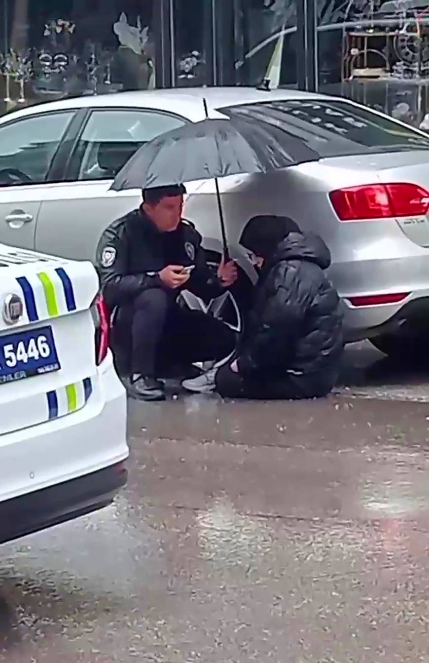 Yaralı öğrenciyi şemsiye ile yağmurdan korumaya çalışan polis: Görevimizi yaptık
