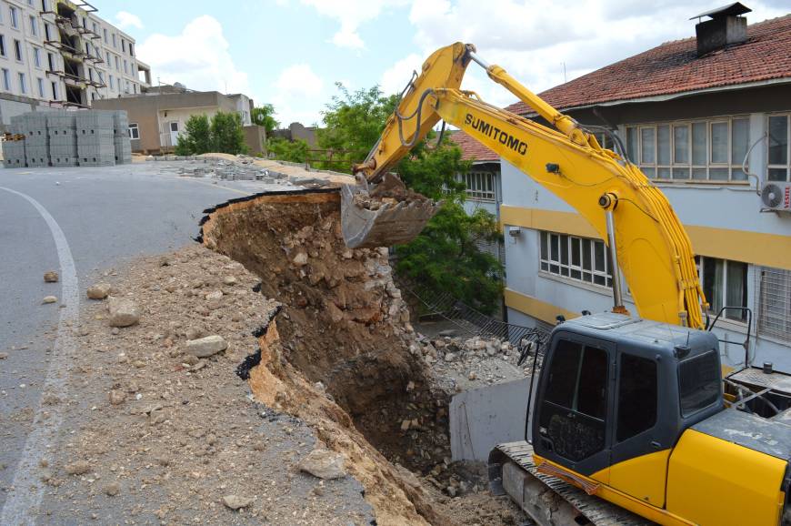 Yol ve istinat duvarı, okulun bahçesine çöktü