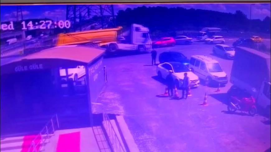 İstanbul - Sultanbeyli'de hafriyat kamyonu otomobilin üzerinde devrildi; o anlar kamerada