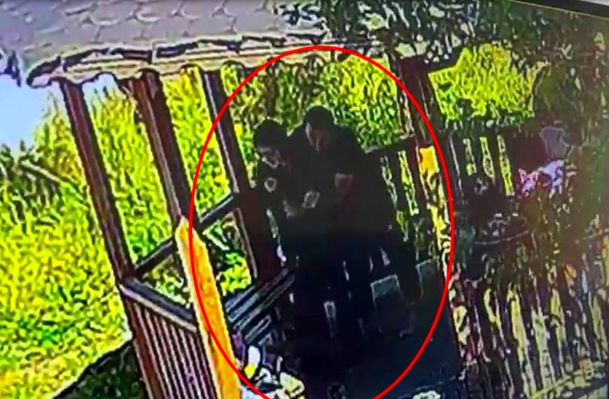 Nefes borusuna yabancı cisim kaçan öğrencisini, Heimlich manevrasıyla kurtardı