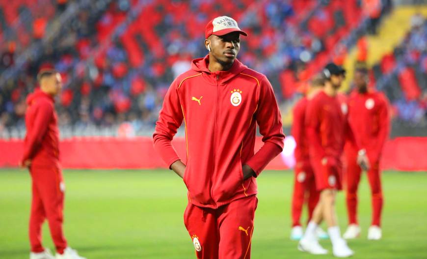 Trabzonspor ve Galatasaray oyuncuları zemini incelemeye çıktı