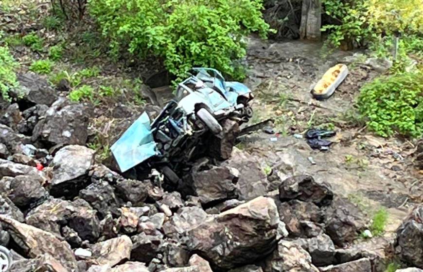 Uçuruma yuvarlanan otomobilin sürücüsü yaralandı