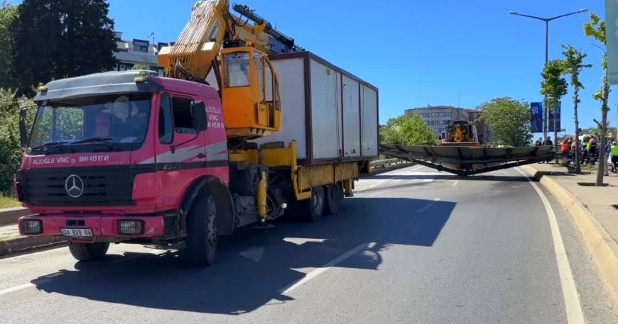 İstanbul - Kadıköy'de konteyner yüklü vinç, yön tabelasına çarptı