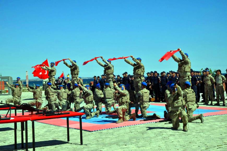 Temsili askerlik töreninde komandoların gösterisi ilgiyle izlendi