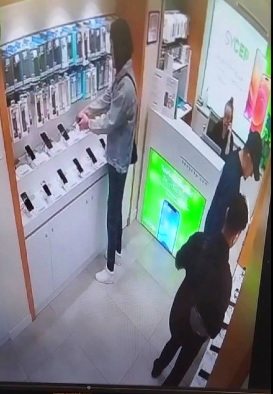 İstanbul- Pendik'te dükkandan cep telefonu çalıp kaçan şüpheli kamerada 
