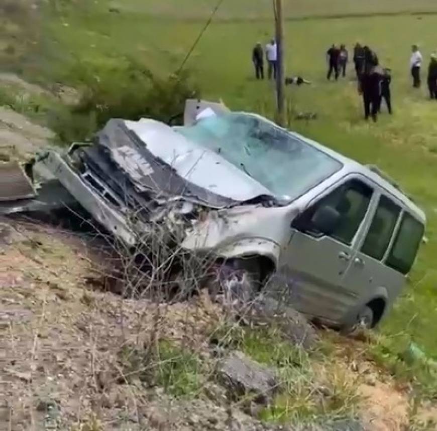 Sivas'ta şarampole devrilen hafif ticari aracın sürücüsü öldü