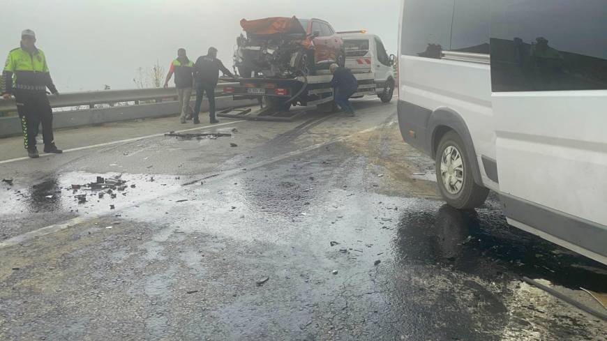 İşçi servis minibüsü ile otomobil çarpıştı: 2’si ağır, 12 yaralı