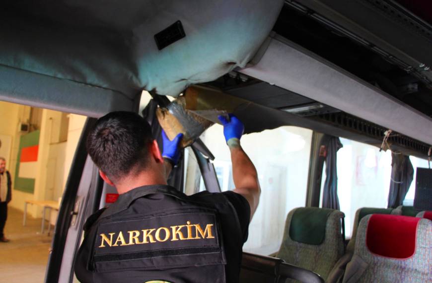 Kapukule'de otobüsteki 77 kilo uyuşturucu hapı Neptun buldu
