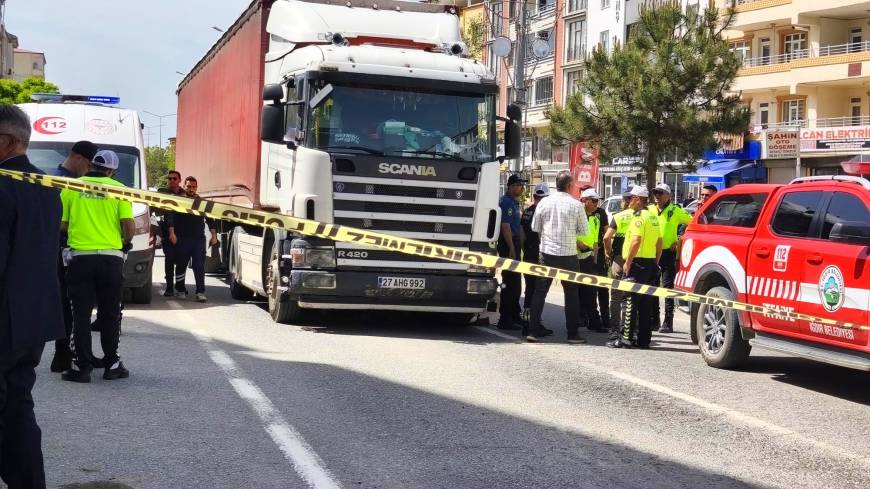 TIR'ın çarptığı yaya öldü