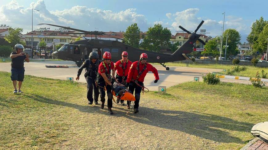 Paraşütle kayalıklara düşen turist, askeri helikopterle kurtarıldı
