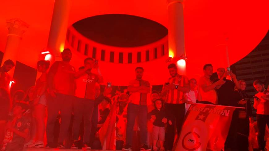 Mersin'de Galatasaray taraftarı şampiyonluk kutluyor